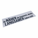 Lustige Aufkleber -  "Je NÄHER du kommst desto LANGSAMER fahre ich!"- Style 1