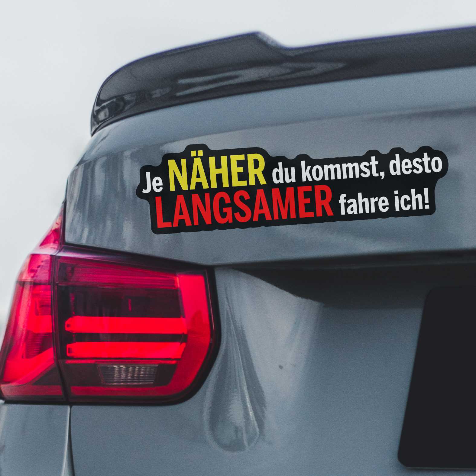 Lustige Aufkleber -  "Je NÄHER du kommst desto LANGSAMER fahre ich!"- Style 3