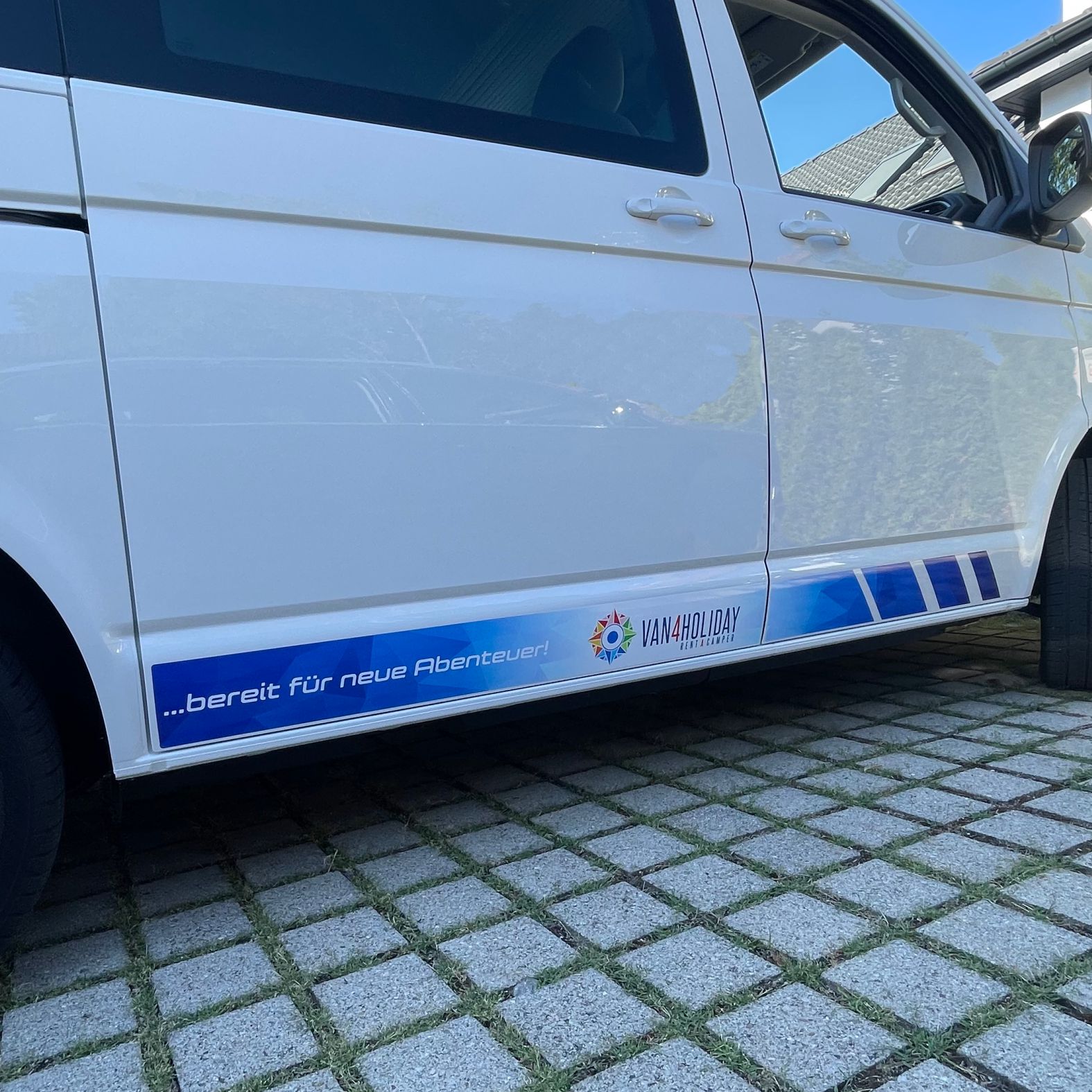 Seitenstreifen Digitaldruck mit Wunschtext, Logo passend für VW T6.1, T6, T5 Multivan, Bulli, Transporter  (kurzer Radstand)